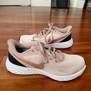 NWT Nike Women's Revolution 5 Running Shoe - Rose/Metallic; Size 7.5